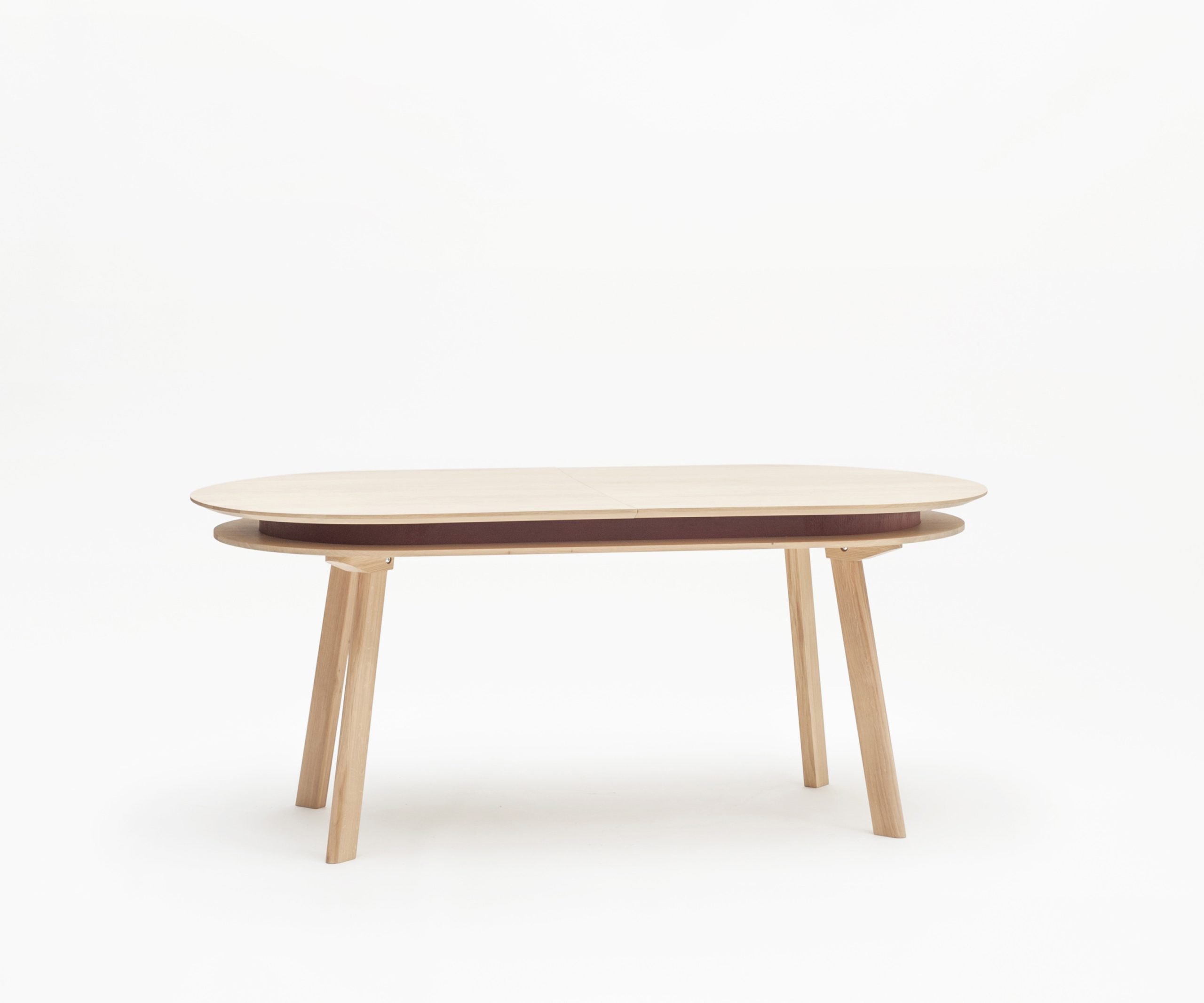 Table à manger ovale PARATI. Vue d’ensemble en configuration sans rallonge. Fabrication artisanale française en bois massif - drugeot & L'Inatelier.