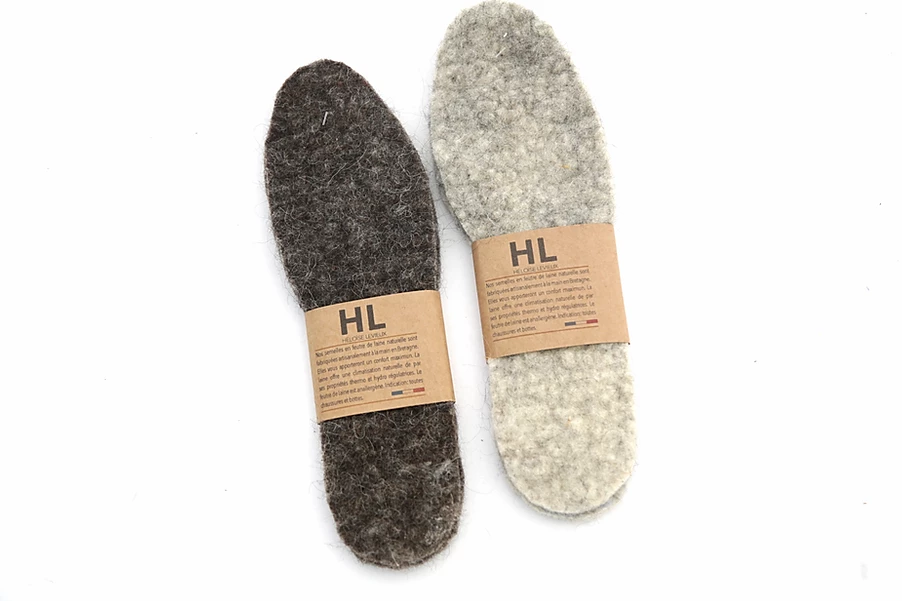 Semelle en feutre de laine_heloise levieux_L'Inatelier_Nantes_laine_naturel_vannes_made in france_fabriqué en bretagne_taille_textile_mode_homme_femme_chaussure_hiver_chaud