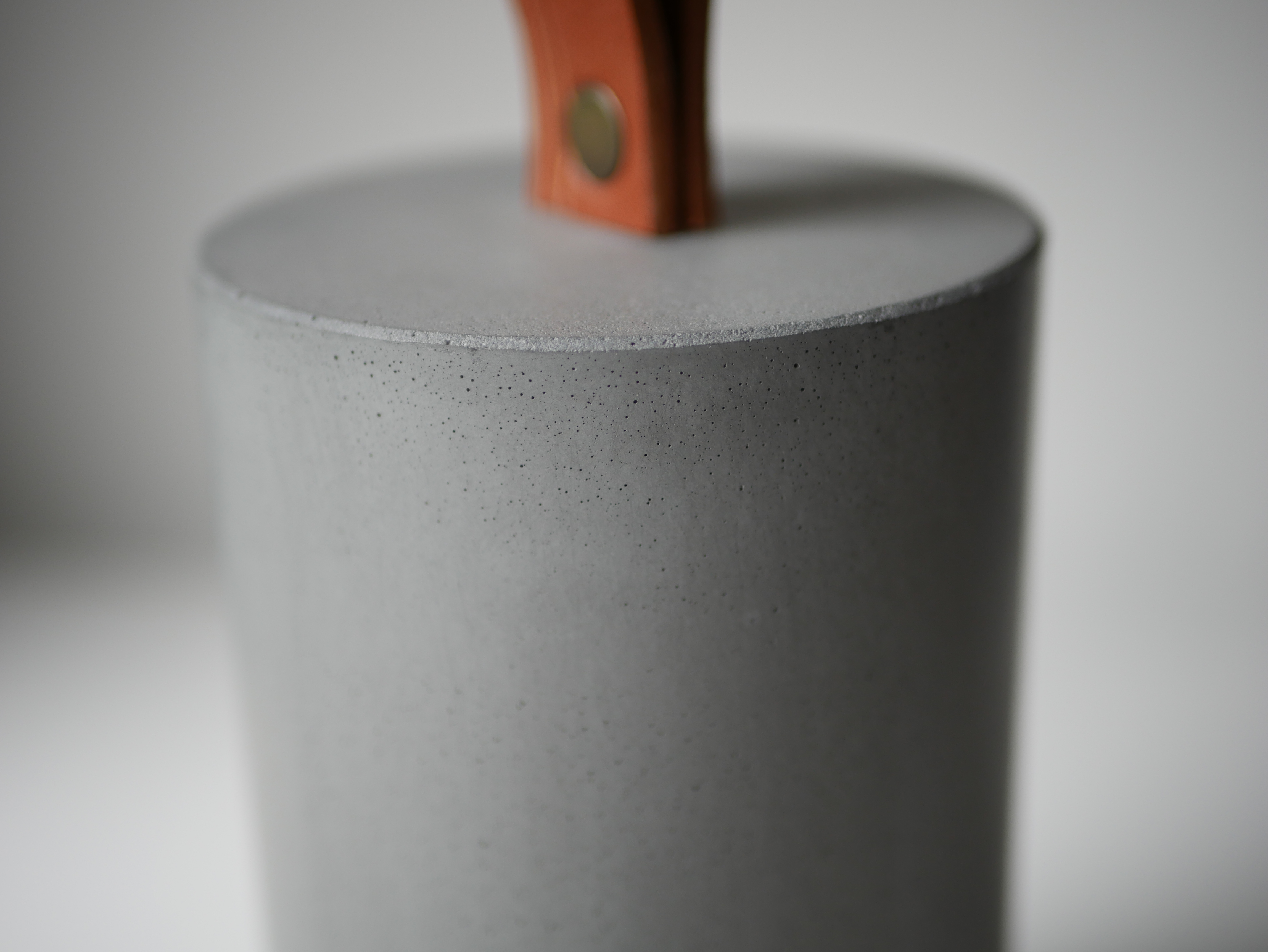 Cale-porte béton et cuir gris made in France