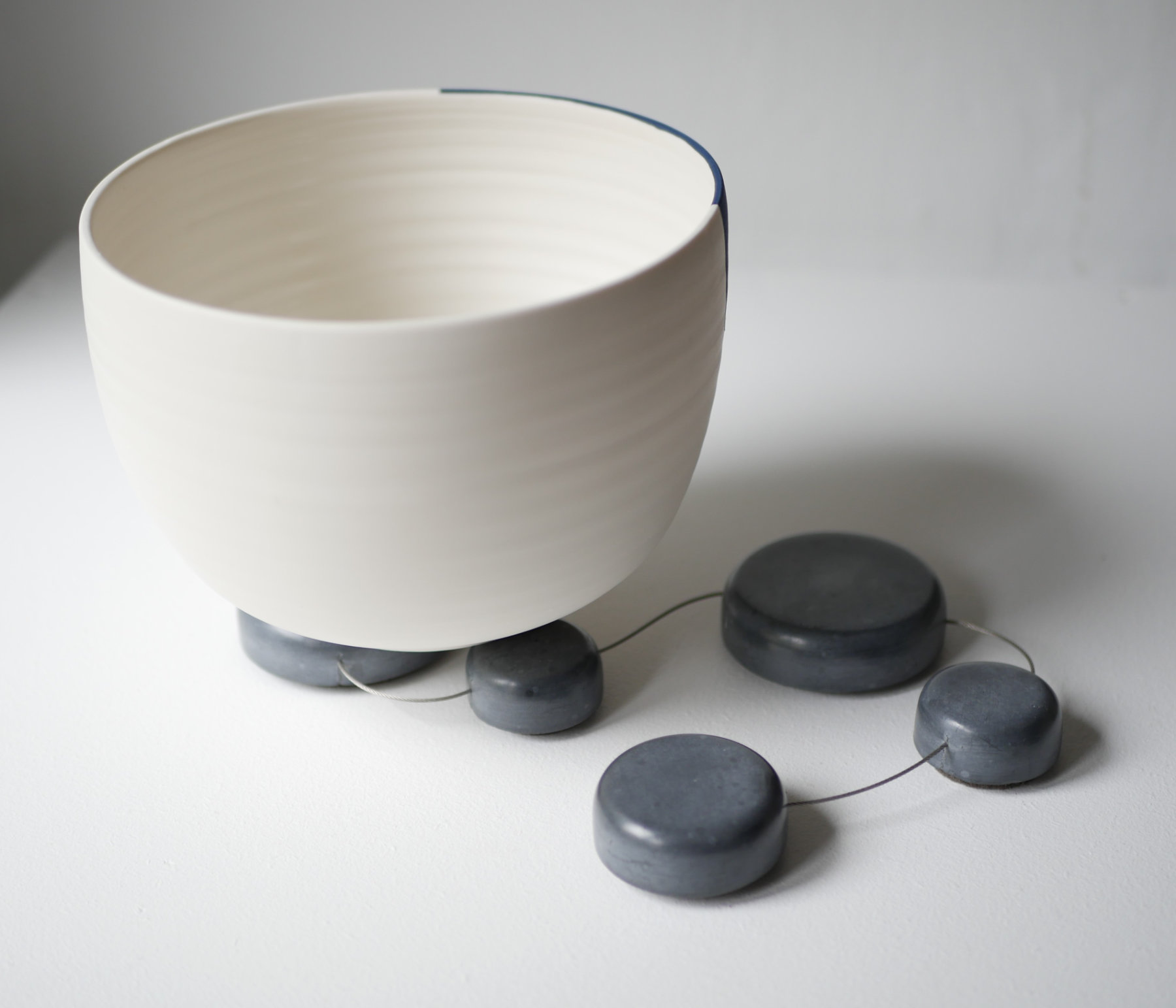 dessous de plat en béton_made in France_BZZZT_Bretagne_Nantes_L'Inatelier_Accessoires table_art de la table_brut_flexible_décoration_cadeau_béton gris foncé_avec plat en porcelaine