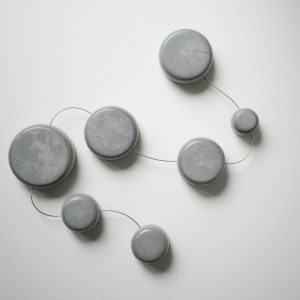 dessous de plat en béton_made in France_BZZZT_Bretagne_Nantes_L'Inatelier_Accessoires table_art de la table_brut_flexible_décoration_cadeau_béton gris moyen_vue dessus