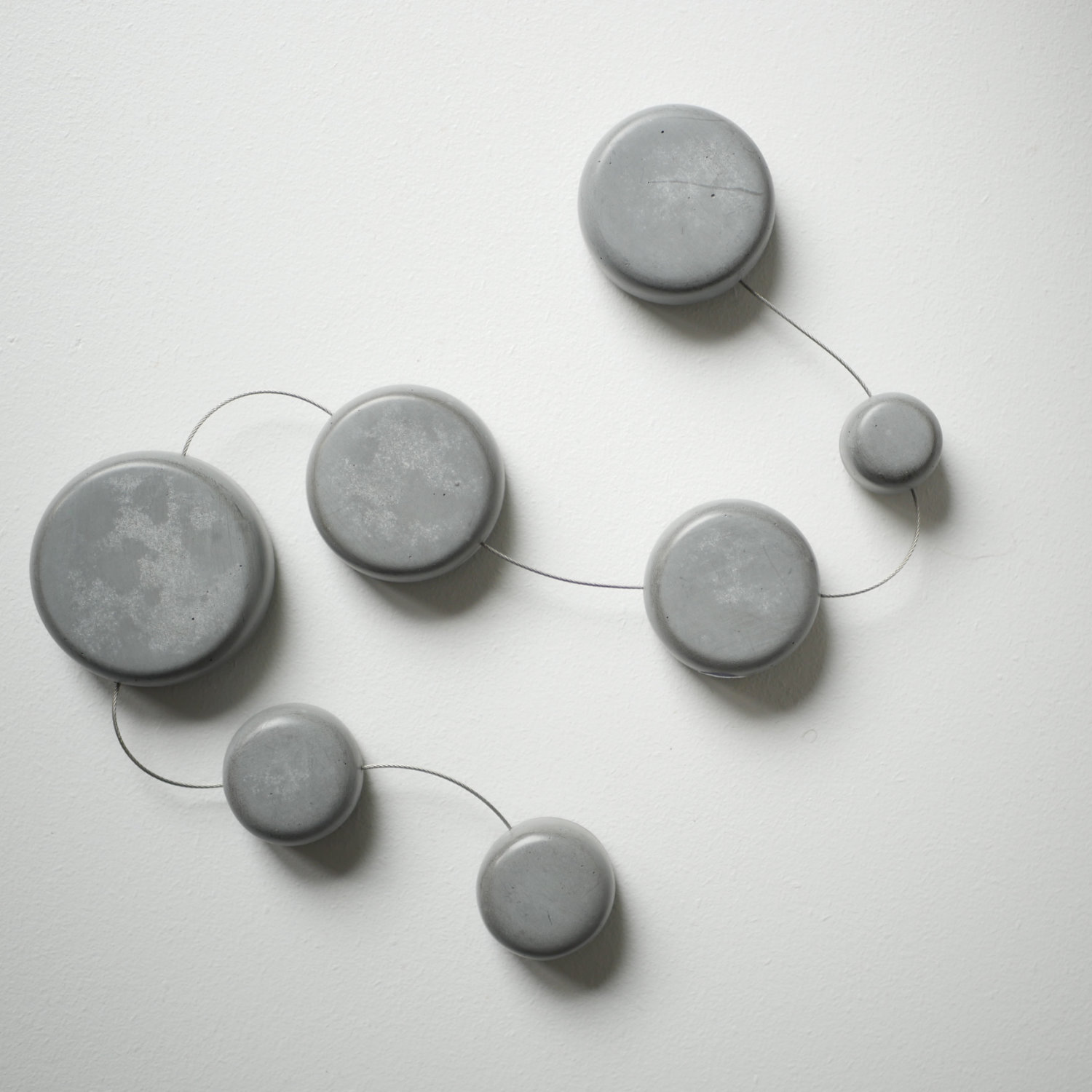 dessous de plat en béton_made in France_BZZZT_Bretagne_Nantes_L'Inatelier_Accessoires table_art de la table_brut_flexible_décoration_cadeau_béton gris moyen_vue dessus