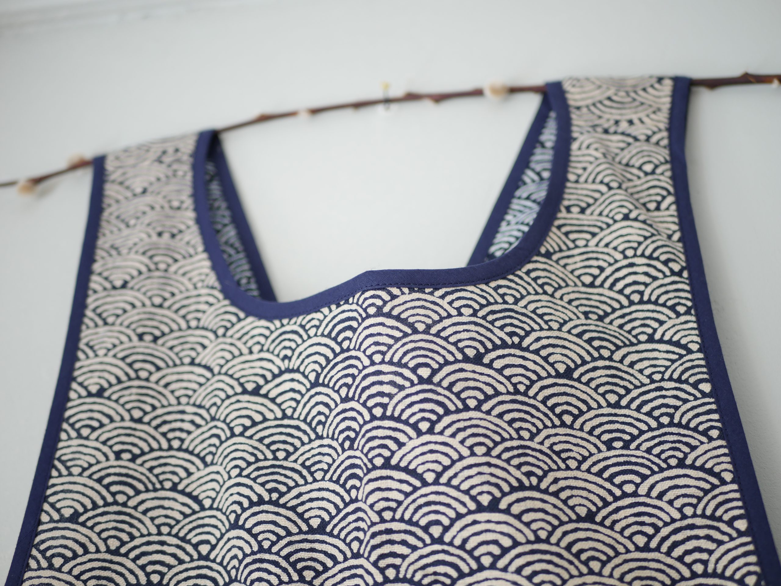 Tablier Japonais en coton_Heloise Levieux_L'INATELIER_Nantes_linge de maison_cuisine_décoration_motif japonais_arc_détail face