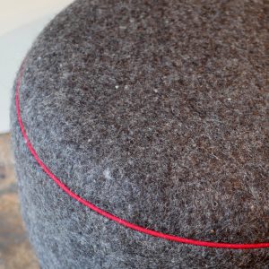 pouf_feutre de laine_naturel_Heloise levieux_L'Inatelier_made in France_Nantes_déco_rond_vue haut_zoom_gris