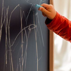 tour-montessori-tout-d'observation-bois-tableau-craie-enfant-meuble-boogy-woody-l'inatelier-made-in-france-nantes-éducation-ludique-décoration-cadeau-noêl-intérieur-détail ardoise-craie
