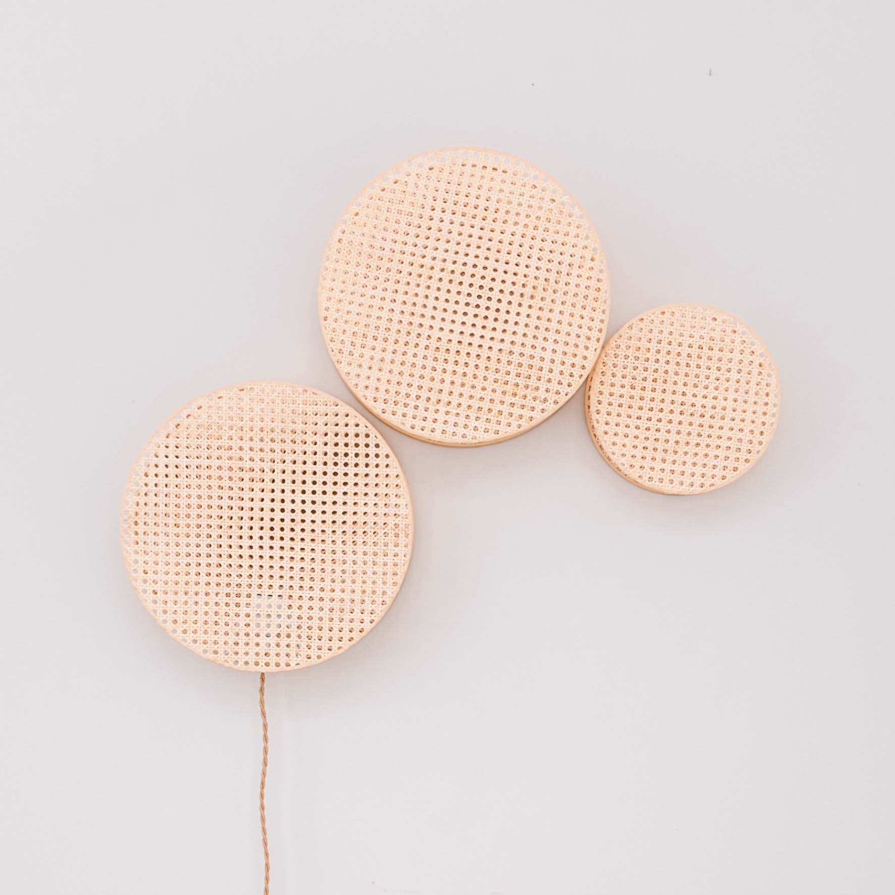 Applique_combo_moon_3_anso_design_anne-sophieboucard_l'inatelier_lampe_luminaire_cannage_contemporain_modulable_naturel_cosy_bohème_made_in_france_nantes_décoration_ambiance_inspiration_artisanat