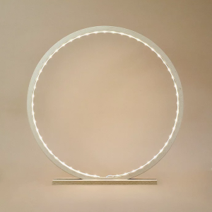 Lampe_cercle_lumineux_bois_naturel_simple_60cm_fait main_made-in-france_hêtre_comme-un-rayon-de-soleil_linatelier_nantes_décoration_luminaire_led_ambiance_artisanat_design_épuré_umière-blanc-chaud_sobre_designer