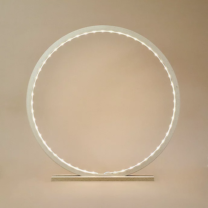 Lampe_cercle_lumineux_bois_naturel_simple_60cm_fait main_made-in-france_hêtre_comme-un-rayon-de-soleil_linatelier_nantes_décoration_luminaire_led_ambiance_artisanat_design_épuré_umière-blanc-chaud_sobre_designer