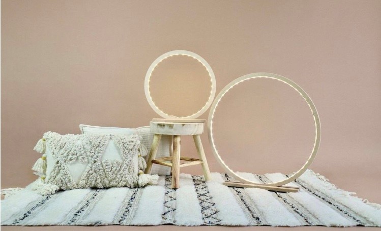 Lampe_cercle_lumineux_bois_naturel_simple_60cm_fait main_made-in-france_hêtre_comme-un-rayon-de-soleil_linatelier_nantes_décoration_luminaire_led_ambiance_artisanat_design_épuré_umière-blanc-chaud_sobre_designer_décoration-intérieure
