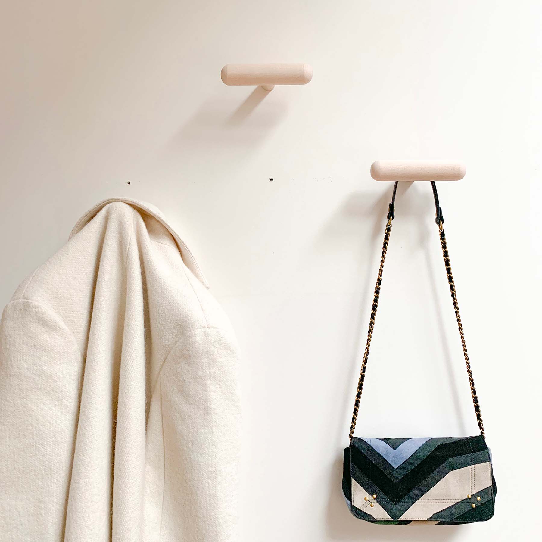Patère_bois_T_anne-sophie-boucard_anso-design_made-in-france_artisanat_hetre_massif_l'inatelier_porte-manteau_nantes_décoration_intérieur_idée_inspiration_nouveauté_pratique_entrée_scandinave_épuré_horizontal