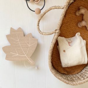 boite-a-musique-feuille_april-eleven_bois_chêne_naturel_mélodie_music-box_hey-jude_déco_enfant_chambre_bébé_cadeau_nantes_linatelier_fabrication-artisanale