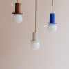 lampe-suspension-beton-chataigne-rose-bleu-ama-10_L'inatelier_nantes_zuri_décoration_pop_light_luminaire