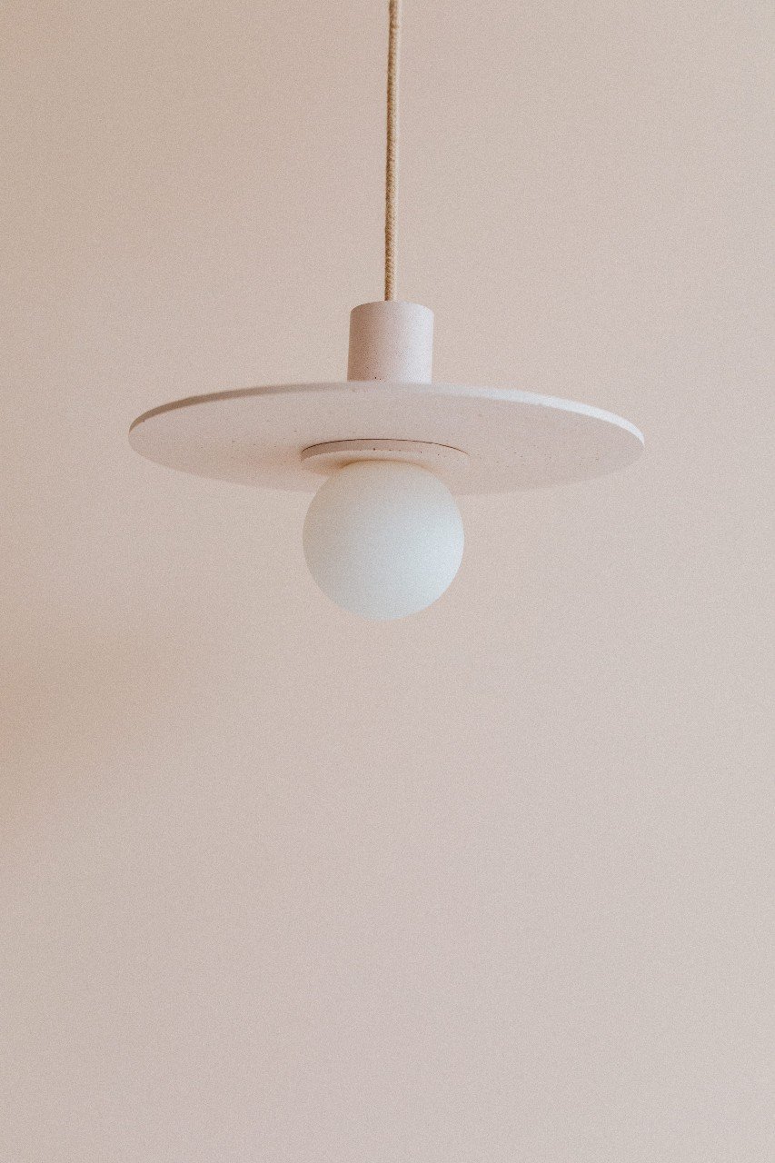 lampe à suspension beton ama 30 zuri, couleur rose
