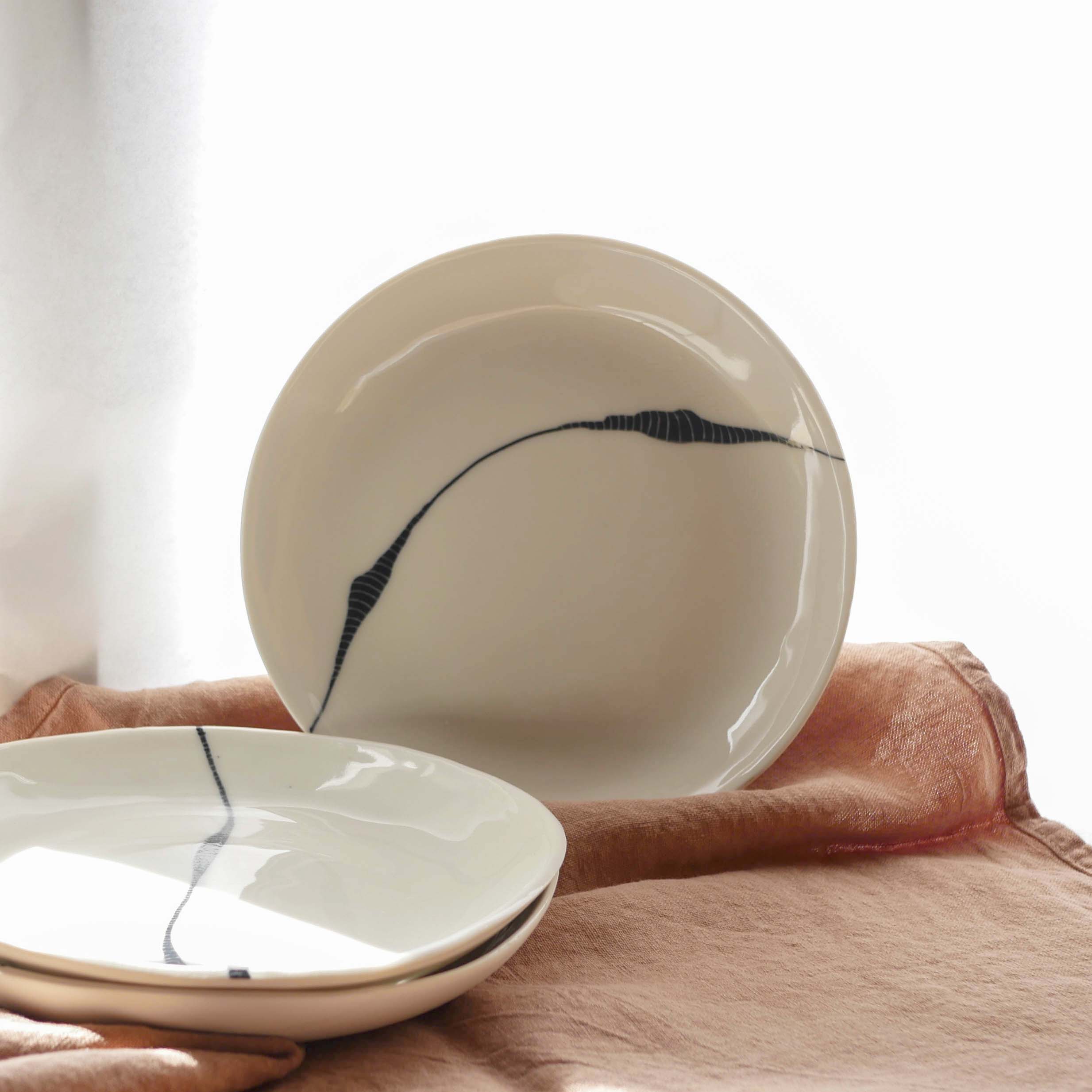 Assiette en porcelaine blanche & noire – Image 2
