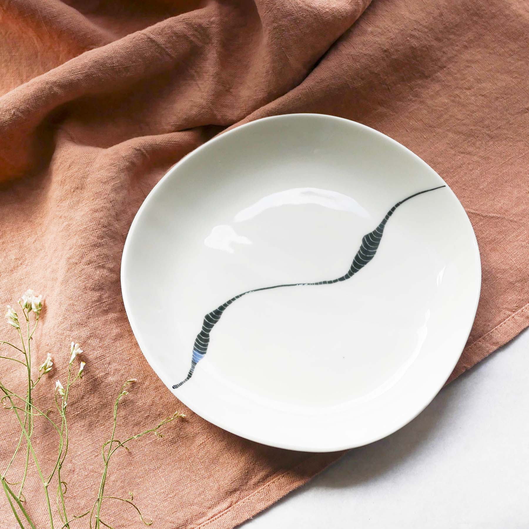 Assiette en porcelaine blanche & noire