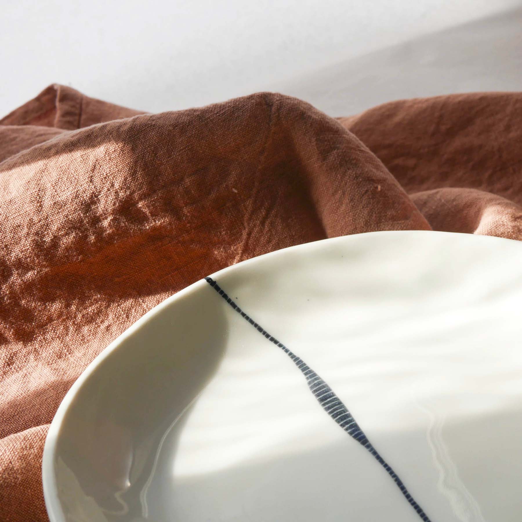 Assiette en porcelaine blanche & noire – Image 3