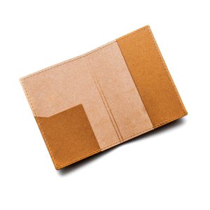 Porte-passeport-cuir-recyclé-maison-origine-voyages-linatelier-nantes-accessoires-maroquinerie-pochette-ouvert-vue-intérieure-naturel