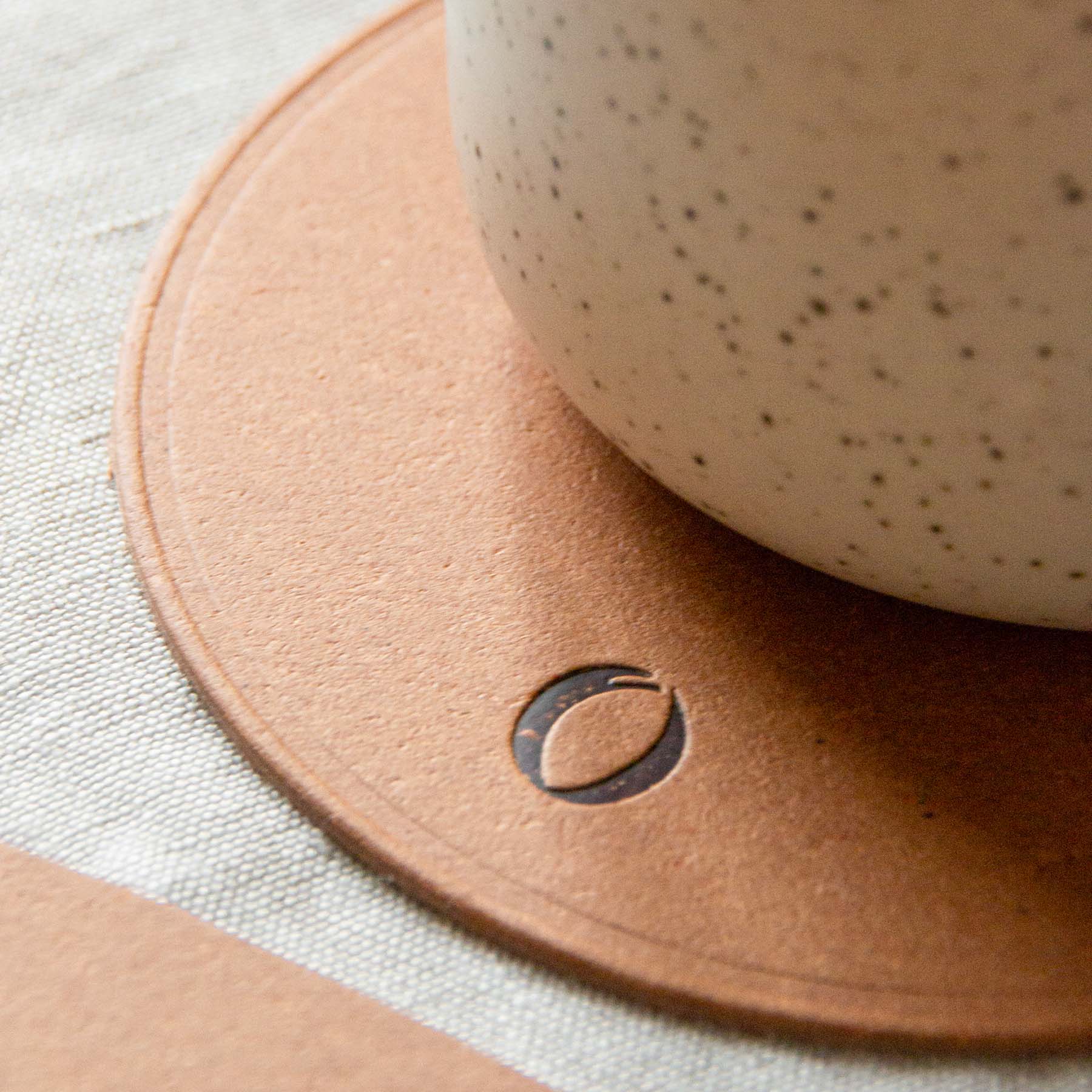 Sous-verre-en-cuir-recyclé-focus-produit-zoom-ambiance