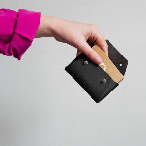 Porte-monnaie-cuir-recyclé-maison-origine-mains-femme-accessoire-homme
