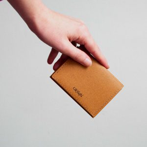 porte-cartes-cuir-recyclé-mains-maroquinerie-origin-maison-origin