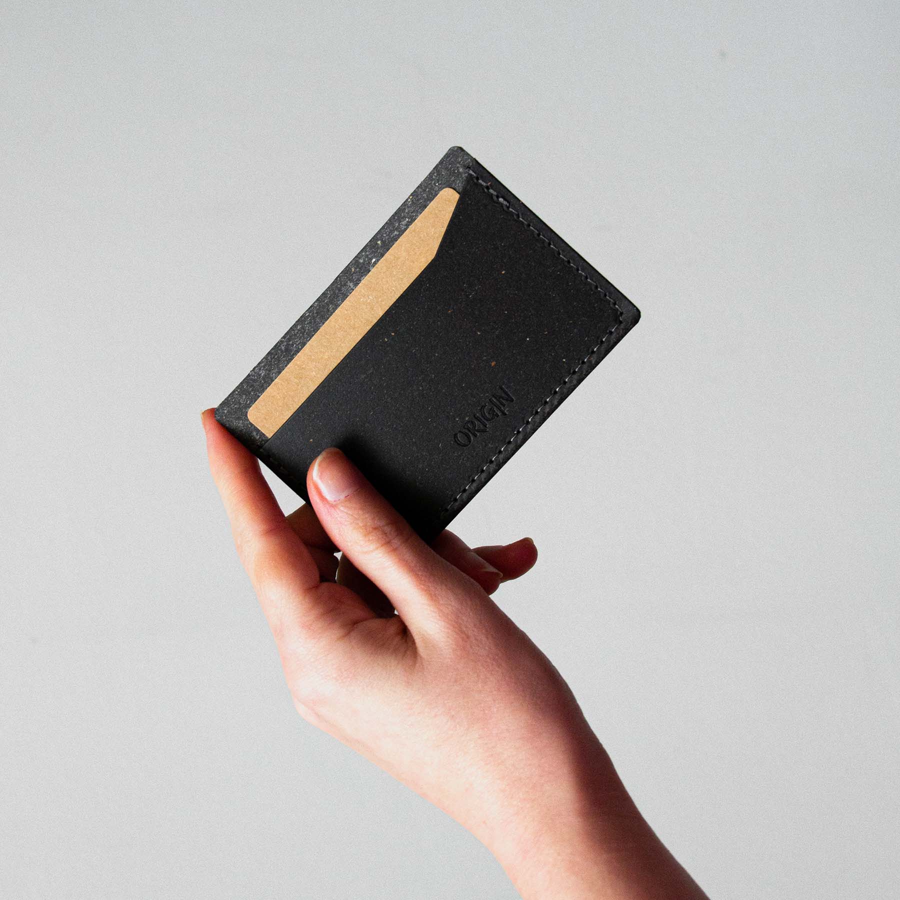 Porte-carte-cuir-recyclé-maison-origin-main-mains-maroquinerie-femme-homme-accessoire