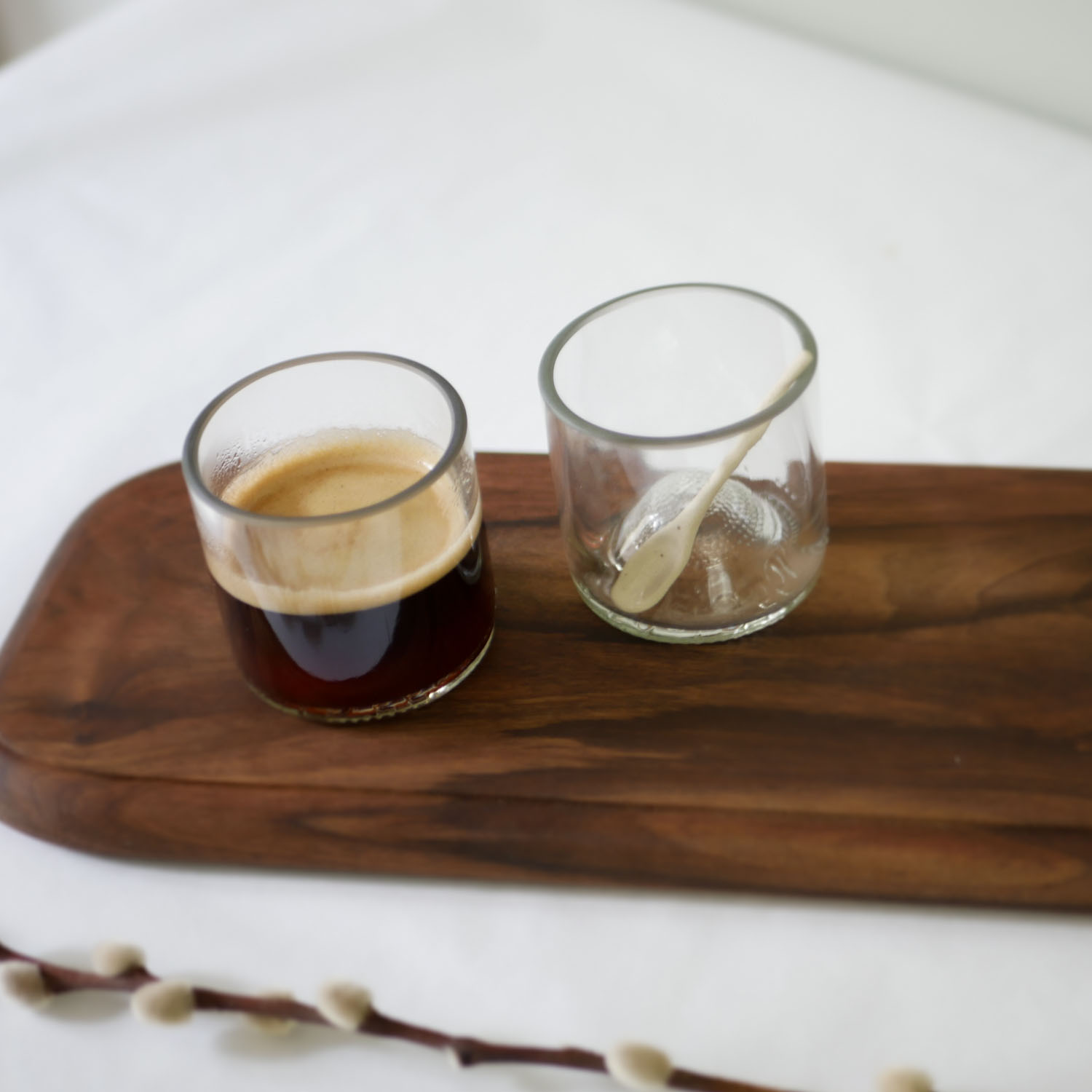 Tasse expresso-vert-transparent-upcycling-design-art-de-la-table-cuisine-pause-café-gloup-linatelier-nantes