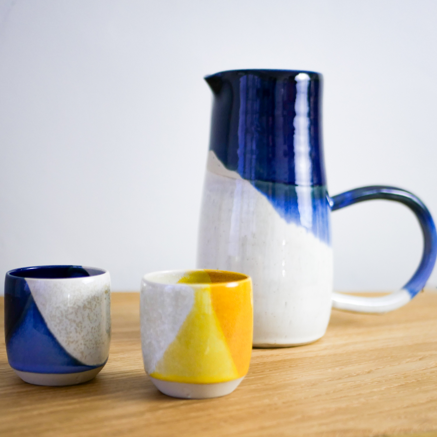 Tasse-cafe-ceramique-graphiste-en-terre-jaune-linatelier