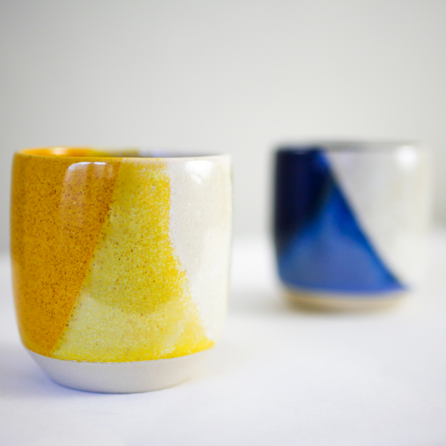 Petite-Tasse-cafe-ceramique-graphiste-en-terre-jaune-linatelier