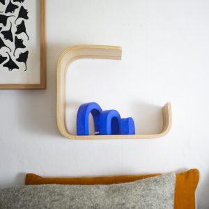Etagère murale déco en bois clair. Réalisé par Lucie Frolet/Atelier assis pour L'INATELIER. Modèle COCOON, vue objets déco