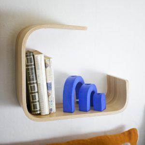 etagere murale deco en bois clair. Réalisé par Lucie Frolet pour L'INATELIER. Modele Cocoon