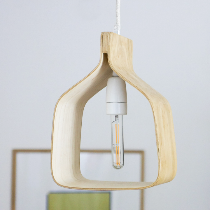 Suspension en bois naturel ""noyau"". Design Lucie Frolet pour L'Inatelier