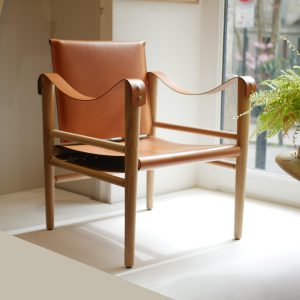 fauteuil safari cuir et bois. Vue 3/4 avan. Temps libre